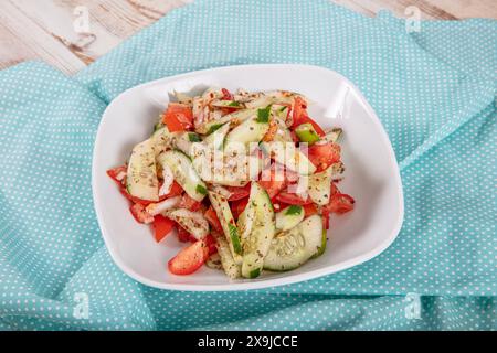 Türkischer Coban (Choban) Salate oder Schäfersalat in weißer Schüssel. Türkischer Schäfersalat mit Gurke, Tomate, roten Zwiebeln, Pfeffer, Petersilie. Stockfoto