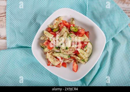 Türkischer Coban (Choban) Salate oder Schäfersalat in weißer Schüssel. Türkischer Schäfersalat mit Gurke, Tomate, roten Zwiebeln, Pfeffer, Petersilie. Stockfoto