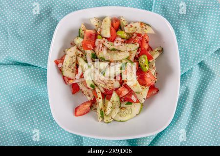 Türkischer Coban (Choban) Salate oder Schäfersalat in weißer Schüssel. Türkischer Schäfersalat mit Gurke, Tomate, roten Zwiebeln, Pfeffer, Petersilie. Stockfoto