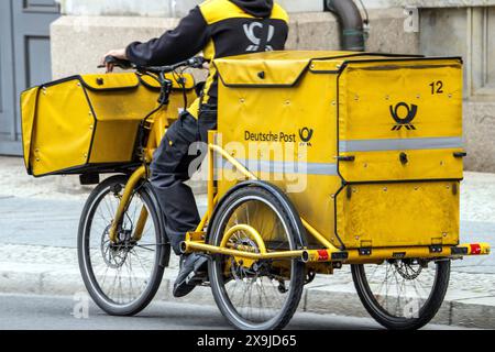 Postbote mit Dienstfahrrad, Berlin, 31. Mai 2024 Deutschland, Berlin, 2024, Postbote liefert mit Dienstfahrrad die Post aus, Postzusteller in Mitte, Deutsche Post AG, Zustellung, *** Briefträger mit Dienstfahrrad, Berlin, Mai 31, 2024 Deutschland, Berlin, 2024, Postman liefert Post mit Dienstfahrrad, Postdienstleister in Mitte, Deutsche Post AG, Zustellung, Stockfoto