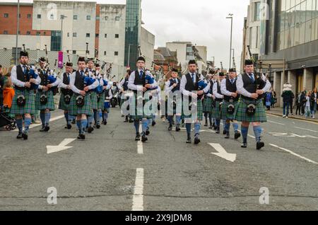 Belfast, County Antrim, Nordirland 17. März 2024: Pipe-Band marschiert und spielt bei der Saint Patrick's Day Parade in Belfast Stockfoto