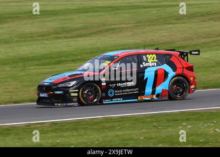 Chris Smiley – Restart Racing – fuhr Cupra Leon Nummer 222 im Kwik Fit BTCC 2024 in Brands Hatch im Mai 2024 Stockfoto