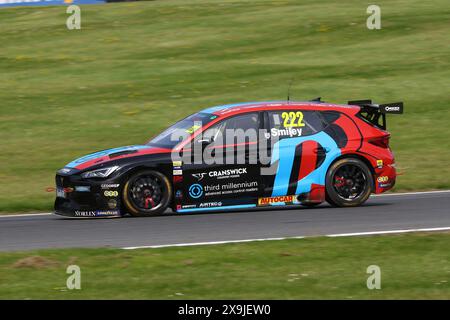 Chris Smiley – Restart Racing – fuhr Cupra Leon Nummer 222 im Kwik Fit BTCC 2024 in Brands Hatch im Mai 2024 Stockfoto