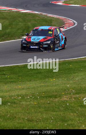 Chris Smiley – Restart Racing – fuhr Cupra Leon Nummer 222 im Kwik Fit BTCC 2024 in Brands Hatch im Mai 2024 Stockfoto