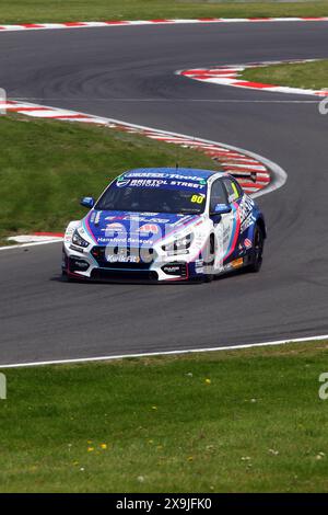 Tom Ingram – Team Bristol Street Motors – fuhr im Mai 2024 den Hyundai i30N Nummer 80 im Kwik Fit BTCC 2024 in Brands Hatch Stockfoto