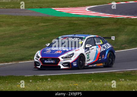 Ronan Pearson, Team Bristol Street Motors, fuhr im Mai 2024 den Hyundai i30N Nummer 14 im Kwik Fit BTCC 2024 in Brands Hatch Stockfoto