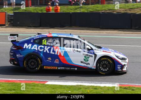 Ronan Pearson, Team Bristol Street Motors, fuhr im Mai 2024 den Hyundai i30N Nummer 14 im Kwik Fit BTCC 2024 in Brands Hatch Stockfoto