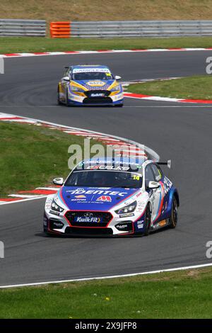 Ronan Pearson, Team Bristol Street Motors, fuhr im Mai 2024 den Hyundai i30N Nummer 14 im Kwik Fit BTCC 2024 in Brands Hatch Stockfoto