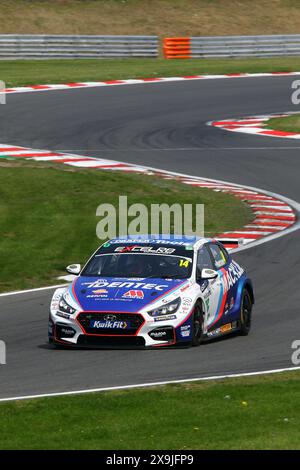 Ronan Pearson, Team Bristol Street Motors, fuhr im Mai 2024 den Hyundai i30N Nummer 14 im Kwik Fit BTCC 2024 in Brands Hatch Stockfoto