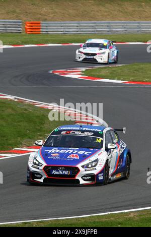 Ronan Pearson, Team Bristol Street Motors, fuhr im Mai 2024 den Hyundai i30N Nummer 14 im Kwik Fit BTCC 2024 in Brands Hatch Stockfoto