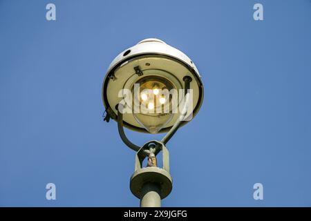 Alte Gaslaterne brennt auch am Tag, Berlin, Deutschland Stockfoto