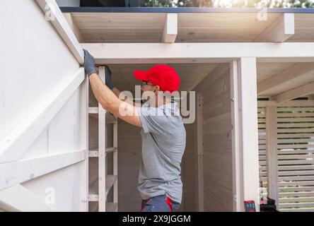 Holzarbeiter, Der Regale Im Holzschuppen Installiert Stockfoto