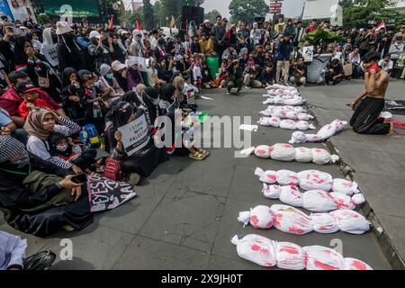 Das Theaterdrama „alle Augen auf Rafah“ während einer pro-palästinensischen Demonstration in Bogor, West-Java, Indonesien, am 1. Juni 2024 Stockfoto