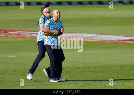 Birmingham Bears Jake Lintott feiert mit Richard Gleeson, nachdem er Durham's Graham Clark während des Vitality T20 Blast Matches zwischen Durham County Cricket Club und Birmingham Bears am Seat Unique Riverside, Chester le Street, am Freitag, den 31. Mai 2024 gefangen hat. (Foto: Mark Fletcher | MI News) Stockfoto