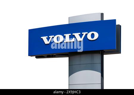 Firma Volvo Firmenschild und Werbeschild der Firma Volvo, isoliert über weißem Hintergrund *** Volvo Firmenzeichen und Volvo Werbeschild, isoliert über weißem Hintergrund Stockfoto