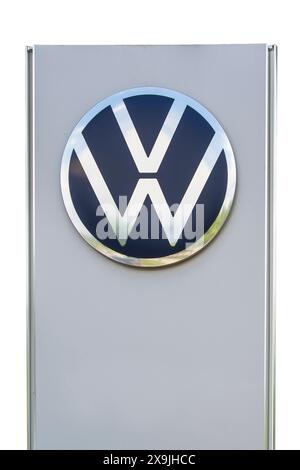 Firma VW Volkswagen Firmenschild und Werbeschild der Firma VW Volkswagen, isoliert über weißem Hintergrund *** VW Volkswagen Firmenzeichen und VW Volkswagen Werbeschild, isoliert über weißem Hintergrund Stockfoto