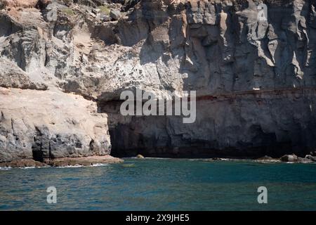 Mehrere Höhlen auf einer Klippe in Puerto de Mogan, Gran Canaria Spanien. Stockfoto