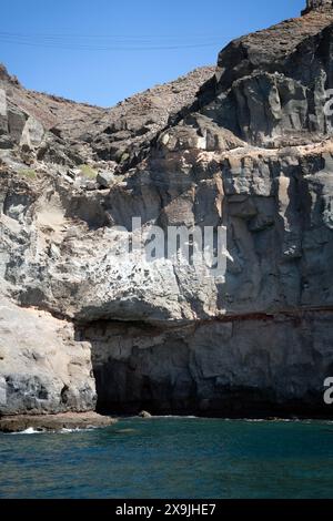 Mehrere Höhlen auf einer Klippe in Puerto de Mogan, Gran Canaria Spanien. Stockfoto