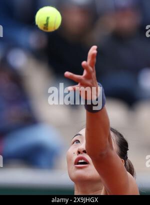 (240601) -- PARIS, 1. Juni 2024 (Xinhua) -- Zheng Qinwen aus China dient der russischen Elina Avanesyan während des dritten Runde-Spiels der Frauen im Einzel beim Tennis-Turnier der French Open in Roland Garros in Paris, Frankreich, 1. Juni 2024. (Xinhua/Gao Jing) Stockfoto