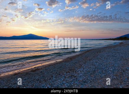 Schönen Sommer Meer Sonnenuntergang Landschaft auf borsh Strand, Albanien. Personen unkenntlich. Stockfoto