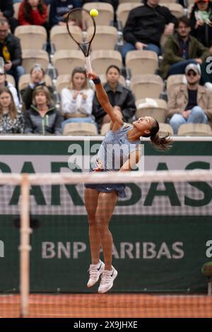 (240601) -- PARIS, 1. Juni 2024 (Xinhua) -- Zheng Qinwen aus China dient der russischen Elina Avanesyan während des dritten Runde-Spiels der Frauen im Einzel beim Tennis-Turnier der French Open in Roland Garros in Paris, Frankreich, 1. Juni 2024. (Xinhua/Meng Dingbo) Stockfoto