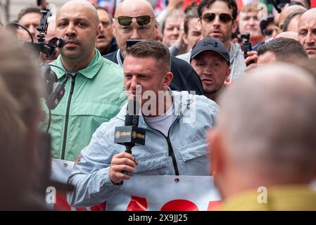 Westminster, London, Großbritannien. Juni 2024. Unterstützer des Aktivisten Tommy Robinson und Gruppen wie die English Defence League versammeln sich in London zu einem protestmarsch gegen Themen wie angebliche zweistufige Polizeiarbeit, die sie als weich bei Protesten pro-Palästina ansehen. Tommy Robinson an der Spitze des marsches Stockfoto