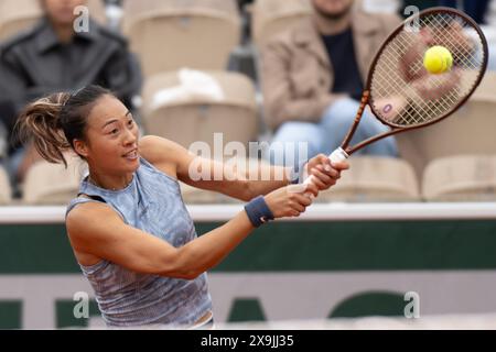 (240601) -- PARIS, 1. Juni 2024 (Xinhua) -- Zheng Qinwen aus China trifft eine Rückkehr zu Elina Avanesyan aus Russland während des Spiels der dritten Runde der Frauen im Singles beim Tennis-Turnier der French Open in Roland Garros in Paris, Frankreich, 1. Juni 2024. (Xinhua/Meng Dingbo) Stockfoto