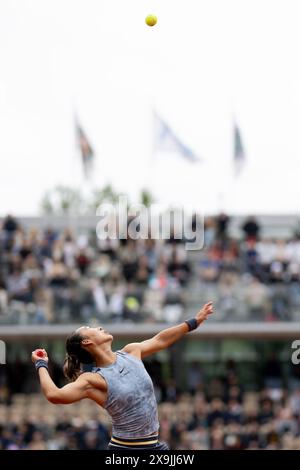 (240601) -- PARIS, 1. Juni 2024 (Xinhua) -- Zheng Qinwen aus China dient der russischen Elina Avanesyan während des dritten Runde-Spiels der Frauen im Einzel beim Tennis-Turnier der French Open in Roland Garros in Paris, Frankreich, 1. Juni 2024. (Xinhua/Meng Dingbo) Stockfoto