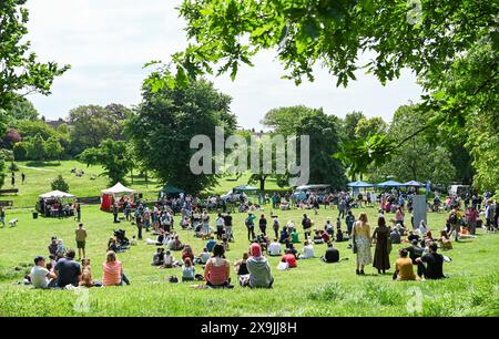 Brighton UK 1. Juni 2024 - Hunde und ihre Besitzer nehmen am ersten Sommertag in Queens Park in Brighton an der Hundeshow Bark in the Park Teil: Credit Simon Dack / Alamy Live News Stockfoto