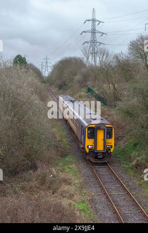 Dieselzug der Northern Rail-Klasse 156 auf der eingleisigen Heysham-Zweigstrecke mit einem täglichen Zug zum Heysham-Hafen Stockfoto