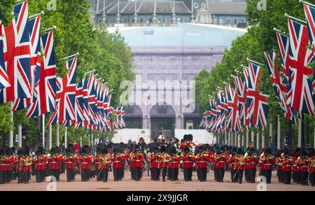 Queen Victoria Memorial, London, Großbritannien. Juni 2024. Die Generalmajor’s Review of the Trooping of the Colour for the King’s Birthday Parade findet statt. Diese Probe ist die erste von zwei formellen Rezensionen in voller Uniform der Truppen und Pferde, bevor sie am 15. Juni zur offiziellen Geburtstagsparade des Königs Parade vorgeführt wird. Die Soldaten werden von Generalmajor James Bowder OBE, dem Generalmajor, der die Haushaltsabteilung kommandiert, inspiziert. Die Massed Guards-Bands marschieren entlang der Mall und kehren nach der Review in Horse Guards Parade zum Buckingham Palace zurück. Quelle: Malcolm Park/Alamy Live News Stockfoto