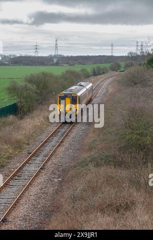 Dieselzug der Northern Rail-Klasse 156 auf der eingleisigen Heysham-Zweigstrecke mit einem täglichen Zug zum Heysham-Hafen Stockfoto