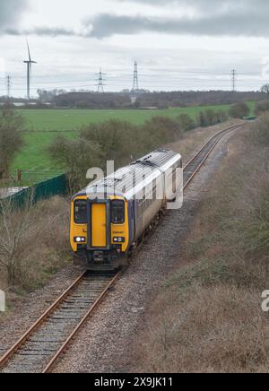 Dieselzug der Northern Rail-Klasse 156 auf der eingleisigen Heysham-Zweigstrecke mit einem täglichen Zug zum Heysham-Hafen Stockfoto