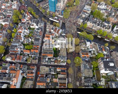 Königstag 2024 in Amsterdam. Koningsdag, Koeningsdag in der Hauptstadt der Niederlande, Luftdrohne fliegen über Orange Anzüge. Stockfoto