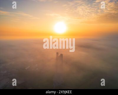 Nebliger Sonnenaufgang über dem Gelben Turm, Trim Stockfoto