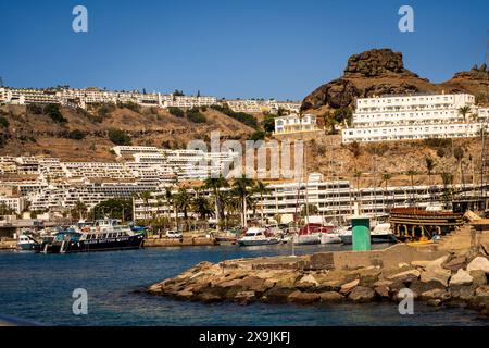 Puerto Rico, Gran Canaria, Spanien : Blick auf die Kurstadt Puerto Rico, den Süden Gran Canaria, Spanien mit großen Hotelgebäuden auf den Hügeln und dem Strand Stockfoto