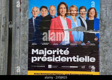 Frankreich, Nouvelle Aquitaine. Juni 2024. Aufstellung von Wahlplakaten in Frankreich für die Europawahlen am 9. Juni 2024. Wahlplakate zur Wahl französischer Abgeordneter für das Europäische Parlament. Valérie Hayer, Leiter der Liste der Präsidentenmehrheit von Emmanuel Macron. Mit Emmanuel Macron, einem mächtigen Europa für ein starkes Frankreich. Notwendigkeit für Europa. Nouvelle Aquitaine, Frankreich, Europa. Foto: Hugo Martin/Alamy Live News. Stockfoto