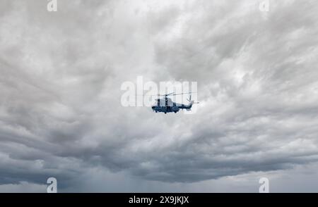 Spanische Luftwaffe AS.332 Puma militärischer Kampfhubschrauber auf dem Asphalt des Luftwaffenstützpunktes Torrejon, der während des Wolkengewitters über dem Meer fliegt Stockfoto