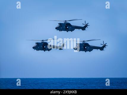 Spanische Luftwaffe AS.332 Puma militärischer Kampfhubschrauber auf dem Asphalt des Luftwaffenstützpunktes Torrejon, der über dem Meer fliegt Stockfoto