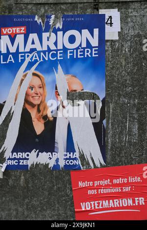 Frankreich, Nouvelle Aquitaine. Juni 2024. Aufstellung von Wahlplakaten in Frankreich für die Europawahlen am 9. Juni 2024. Wahlplakate zur Wahl französischer Abgeordneter für das Europäische Parlament. Marion Maréchal führt zusammen mit Eric Zemmour die Liste „stolzes Frankreich“ der Reconquest-Partei an. Nouvelle Aquitaine, Frankreich, Europa. Foto: Hugo Martin/Alamy Live News. Stockfoto