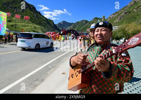 (240601) -- USU, 1. Juni 2024 (Xinhua) -- Eine Zeremonie zur Wiederaufnahme des Verkehrs auf dem Duku Highway findet am 1. Juni 2024 in Usu City, nordwestchinesischer Autonomen Region Xinjiang Uygur statt. Der Duku Highway, einer der schönsten Straßen Chinas, nahm seinen Betrieb am Samstag nach einer jährlichen Wintersperrung wieder auf, die normalerweise im Oktober beginnt. In diesem Jahr nahm der Verkehr auf der 560 km langen Autobahn früher wieder auf als in den letzten fünf Jahren. Die Autobahn verbindet Dushanzi im Norden der Autonomen Region Xinjiang Uygur mit der Stadt Kuqa im Süden und verläuft durch verschiedene Landschaften, darunter glac Stockfoto