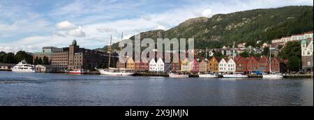 BERGEN, NORWEGEN - 11. AUGUST 2016: Stadtbild der Stadt Bergen in Norwegen mit Ankerschiffen Stockfoto