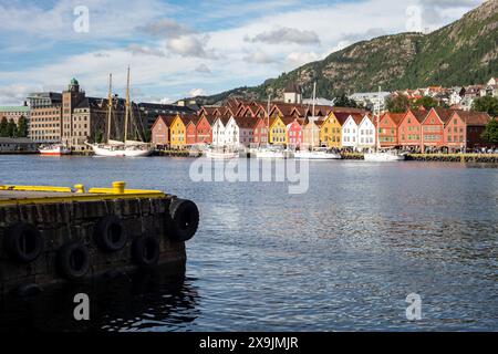 BERGEN, NORWEGEN - 11. AUGUST 2016: Stadtbild der Stadt Bergen in Norwegen mit Ankerschiffen und Pier Stockfoto