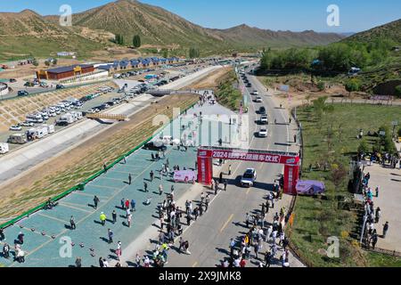 (240601) -- USU, 1. Juni 2024 (Xinhua) -- ein Luftdrohnenfoto vom 1. Juni 2024 zeigt Fahrzeuge, die auf den Duku Highway in Usu City, Nordwestchinas Autonomous Region Xinjiang Uygur, aufbrechen. Der Duku Highway, einer der schönsten Straßen Chinas, nahm seinen Betrieb am Samstag nach einer jährlichen Wintersperrung wieder auf, die normalerweise im Oktober beginnt. In diesem Jahr nahm der Verkehr auf der 560 km langen Autobahn früher wieder auf als in den letzten fünf Jahren. Die Autobahn verbindet Dushanzi im Norden der Autonomen Region Xinjiang Uygur mit der Stadt Kuqa im Süden und verläuft durch verschiedene Landschaften, darunter auch Stockfoto