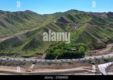 (240601) -- USU, 1. Juni 2024 (Xinhua) -- ein Luftdrohnenfoto vom 1. Juni 2024 zeigt Fahrzeuge, die auf den Duku Highway in Usu City, Nordwestchinas Autonomous Region Xinjiang Uygur, aufbrechen. Der Duku Highway, einer der schönsten Straßen Chinas, nahm seinen Betrieb am Samstag nach einer jährlichen Wintersperrung wieder auf, die normalerweise im Oktober beginnt. In diesem Jahr nahm der Verkehr auf der 560 km langen Autobahn früher wieder auf als in den letzten fünf Jahren. Die Autobahn verbindet Dushanzi im Norden der Autonomen Region Xinjiang Uygur mit der Stadt Kuqa im Süden und verläuft durch verschiedene Landschaften, darunter auch Stockfoto