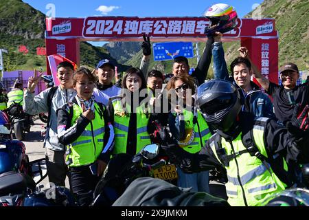 (240601) -- USU, 1. Juni 2024 (Xinhua) -- Motorradfahrer posieren für ein Gruppenfoto in einem Servicebereich entlang des Duku Highway in Usu City, Nordwestchinas Autonomous Region Xinjiang Uygur, 1. Juni 2024. Der Duku Highway, einer der schönsten Straßen Chinas, nahm seinen Betrieb am Samstag nach einer jährlichen Wintersperrung wieder auf, die normalerweise im Oktober beginnt. In diesem Jahr nahm der Verkehr auf der 560 km langen Autobahn früher wieder auf als in den letzten fünf Jahren. Die Autobahn verbindet Dushanzi im Norden der Autonomen Region Xinjiang Uygur mit der Stadt Kuqa im Süden und verläuft durch verschiedene Landschaften, darunter auch Stockfoto