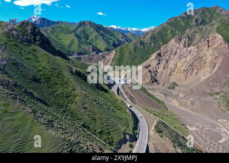 (240601) -- USU, 1. Juni 2024 (Xinhua) -- ein Luftdrohnenfoto vom 1. Juni 2024 zeigt Fahrzeuge, die auf den Duku Highway in Usu City, Nordwestchinas Autonomous Region Xinjiang Uygur, aufbrechen. Der Duku Highway, einer der schönsten Straßen Chinas, nahm seinen Betrieb am Samstag nach einer jährlichen Wintersperrung wieder auf, die normalerweise im Oktober beginnt. In diesem Jahr nahm der Verkehr auf der 560 km langen Autobahn früher wieder auf als in den letzten fünf Jahren. Die Autobahn verbindet Dushanzi im Norden der Autonomen Region Xinjiang Uygur mit der Stadt Kuqa im Süden und verläuft durch verschiedene Landschaften, darunter auch Stockfoto