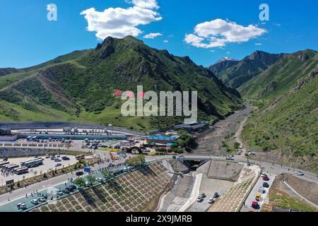 (240601) -- USU, 1. Juni 2024 (Xinhua) -- ein Luftdrohnenfoto vom 1. Juni 2024 zeigt Fahrzeuge, die auf den Duku Highway in Usu City, Nordwestchinas Autonomous Region Xinjiang Uygur, aufbrechen. Der Duku Highway, einer der schönsten Straßen Chinas, nahm seinen Betrieb am Samstag nach einer jährlichen Wintersperrung wieder auf, die normalerweise im Oktober beginnt. In diesem Jahr nahm der Verkehr auf der 560 km langen Autobahn früher wieder auf als in den letzten fünf Jahren. Die Autobahn verbindet Dushanzi im Norden der Autonomen Region Xinjiang Uygur mit der Stadt Kuqa im Süden und verläuft durch verschiedene Landschaften, darunter auch Stockfoto