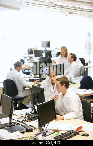 Forscher, Büro, Tecnalia Foundation, Technologie- und Forschungszentrum, San Sebastian Technologiepark, Donostia, Gipuzkoa, Baskenland, Spanien. Stockfoto