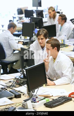 Forscher, Büro, Tecnalia Foundation, Technologie- und Forschungszentrum, San Sebastian Technologiepark, Donostia, Gipuzkoa, Baskenland, Spanien. Stockfoto